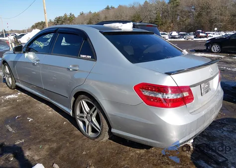 2013 Mercedes-Benz E 350 4Matic z USA, uszkodzony, nr VIN WDDHF8JB3DA765631
